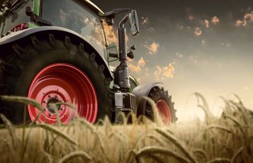 Traktor im Getreidefeld.
