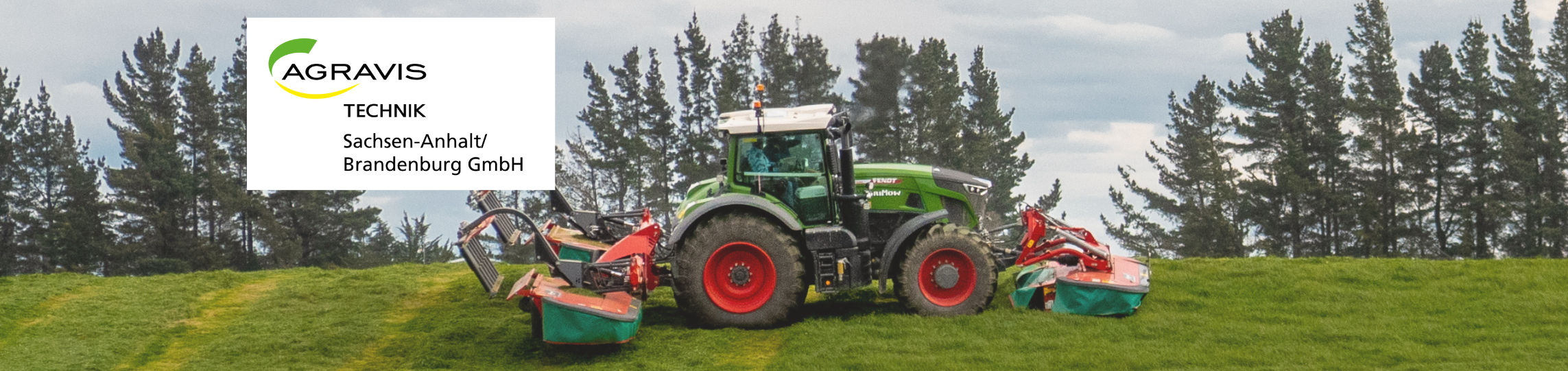Schlepper bei der Grasernte auf Weide.