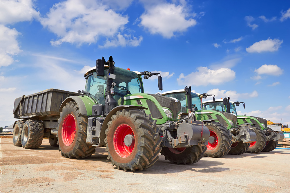Mehrere Fendt Traktoren stehen nebeneinander aufgereiht – bereit für die Versteigerung gebrauchter Landtechnik.