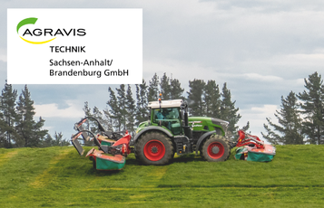 Schlepper bei der Grasernte auf Weide.