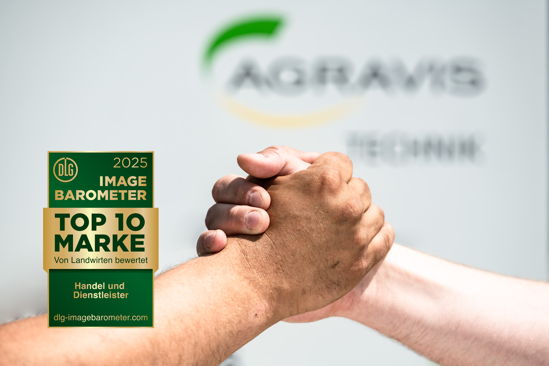 Zwei Hände, die sich zur Begrüßung einschlagen – daneben das Trust-Element „Top 10 Marke im DLG-Imagebarometer“ mit dem Slogan „AGRAVIS Technik – Hier zählt Zuverlässigkeit online wie offline“.