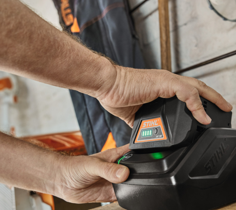 STIHL Akku wird in Lagegerät eingesetzt.