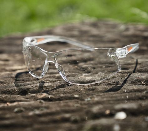 STIHL Schutzbrille Nachaufnahme auf Holz.