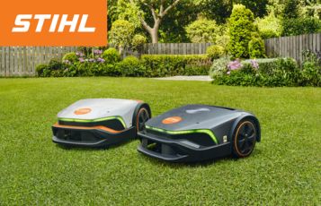 STIHL iMow und iMow EVO Mähroboter nebeneinander auf Rasenfläche