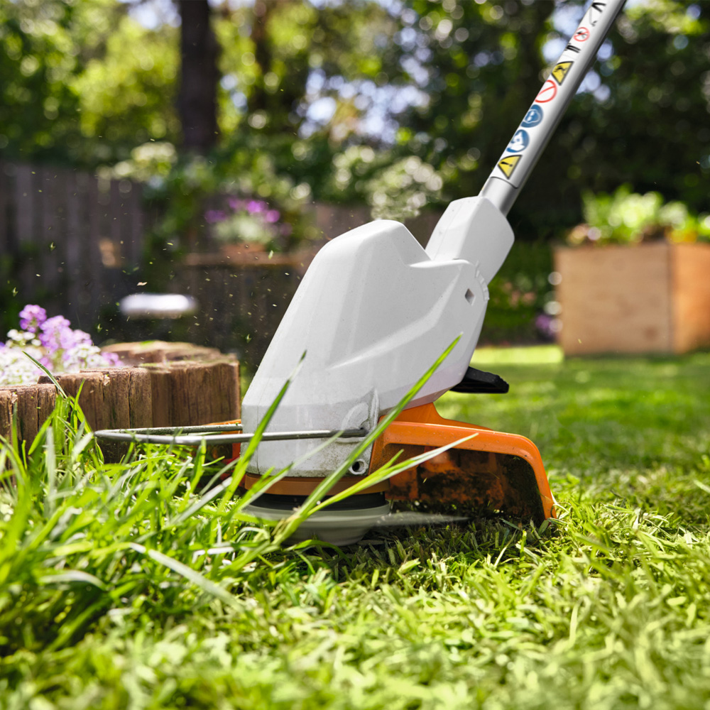 STIHL Akku-Motorsense FSA 30 mit 1x Akku AS 2 und Ladegerät AL 1 STIHL Akku-Motorsense FSA 30 mit 1x Akku AS 2 und Ladegerät AL 1