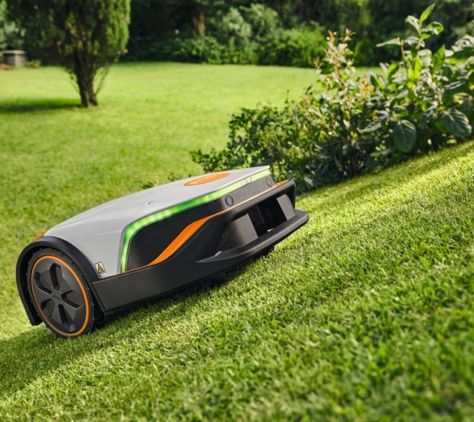 STIHL iMow Mähroboter mäht selbstständig an einer Rasen-Schräge