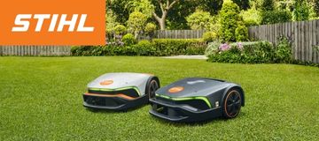 STIHL iMow und iMow EVO Mähroboter nebeneinander auf Rasenfläche