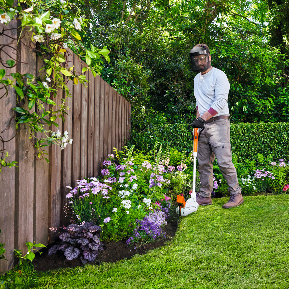 STIHL Akku-Motorsense FSA 30 mit 1x Akku AS 2 und Ladegerät AL 1 STIHL Akku-Motorsense FSA 30 mit 1x Akku AS 2 und Ladegerät AL 1