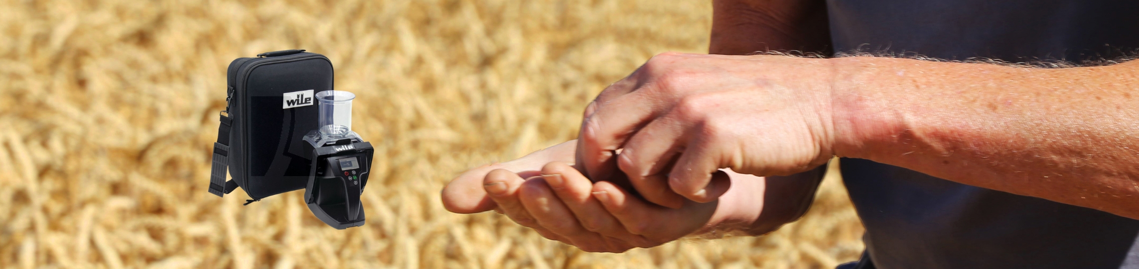 Landwirt prüft Getreide im Feld mit Feuchtigkeitsmessgerät – Symbol für Qualität und Erntekontrolle.