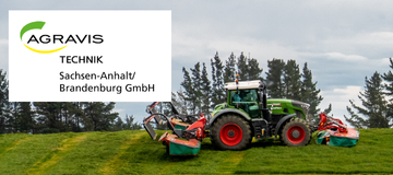 Schlepper bei der Grasernte auf Weide.