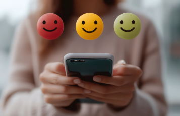 Illustration mit drei Smiley-Symbolen in Rot, Gelb und Grün für eine Umfrage-Bewertung; darunter Hände, die ein Smartphone halten,