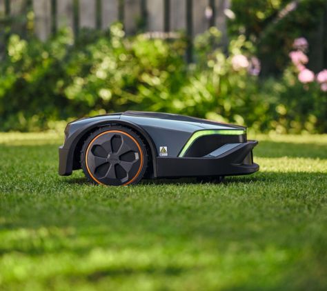 STIHL iMow EVO Mähroboter seitlich auf Rasenfläche im Einsatz