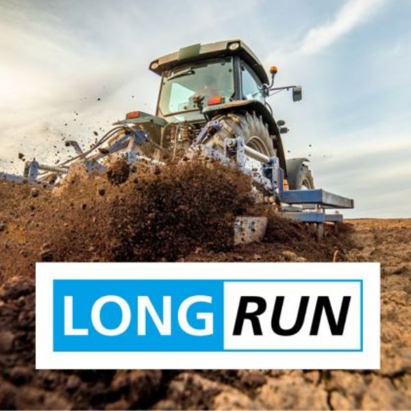 Ein Traktor pflügt ein Feld unter einem bewölkten Himmel. Im Vordergrund ist aufgewühlte Erde zu sehen. Unten im Bild befindet sich das Markenlogo „LONGRUN“, wobei „LONG“ in einem blauen und „RUN“ in einem weißen Kasten steht.